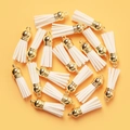 Colgantes de borlas de gamuza blanca con tapas doradas para creación de joyas - Blanco
