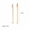 Detail van goudkleurige kwastoorbellen met maan, toont 7,8 cm lengte en gewicht van 1,6 gram - |te6164