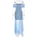 Dettaglio dell'abito blu con spalle scoperte, tessuto a pieghe e orlo in tulle irregolare - S / Azzurro