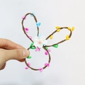 Handgefertigter Osterhasen-Serviettenring mit bunten Perlen für die Tischdekoration - Weißer Blumenstil