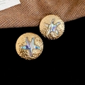 Makro-Detail goldener Hammerschlag-Ohrstecker mit irisierendem Seestern aus Abalone-Muschel - Runder Seestern Gehämmerte Ohrstecker (Gold)