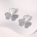 Orecchini a fiore in acciaio inossidabile argento con petali testurizzati su bianco - Color Acciaio