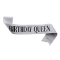 Dettaglio della fascia Birthday Queen glitter argento con testo nero e spilla dorata - Stile Regina (Birthday Queen) / Argento