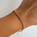 Detailaufnahme eines goldenen Herzgliederarmbandes mit verstellbarer Verlängerungskette - Armband / Gold