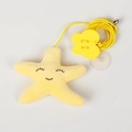 Gioco per gatti a forma di stella gialla appesa con corda elastica, campanello e ventosa - Stella Marina Con Gancio Adesivo