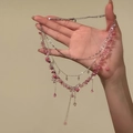 Collier multicouche de perles roses avec chaîne argentée et pendentif à franges - Rose-Fleur Multi-couches