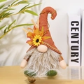 Gros plan détaillé d'un gnome de Thanksgiving avec feuilles d'érable et tournesol - Gnome Sans Visage Chapeau Jaune LED Mâle