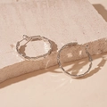 Detail van zilveren ovale oorringen met een gesegmenteerde metalen bamboetextuur - Zilveren Naald - Zilver (Kleine Maat)