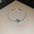Dettaglio del bracciale a quadrifoglio blu cielo con zirconi pavé su scatola bianca - 7# Argento Blu Quadrifoglio Stile