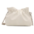 Bolso nube blanco plisado de cuero mate con correa de cadena de plata trenzada en fondo blanco - Blanco