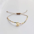 Nahaufnahme des böhmischen Perlenarmbands mit goldenem Q-Anhänger und Kordelzug - Buchstabe Q