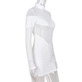 Detail des weißen Langarmkleids mit transparentem Mesh-Patchwork und schmalem Schnitt - S / Weiß