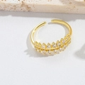 Minimalistische gouden verstelbare ring met dubbele rij zirkoon op witte textuur - Dubbellaags Ontwerp / Dubbellaagse Zirconia