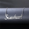 Collana con nome Sweetheart in acciaio lucido su un supporto minimalista scuro - Stile Sweetheart (XL217)
