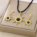 Parure bijoux soleil doré avec pierre noire et boucles d'oreilles sur boîte beige - Ensemble de bijoux soleil doré (KS222101-KFC)