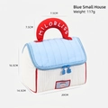 Borsa cosmetica trapuntata azzurra a forma di casa con manico rosso e patch cane - A forma di casa / Blu