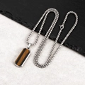 Primer plano de un colgante rectangular para hombre con piedra ojo de tigre y cadena - Set de collares / Estilo Ojo de tigre (con cadena)