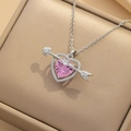 Elegante collar de corazón de plata con gema rosa y flecha de Cupido en estuche - Color Acero