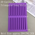 Dettaglio stampo in silicone viola con 20 cavità a V per barrette di cioccolato - Stampo 20 Cavità Forma a V Triangolo Striscia Lunga