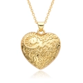 Elegante collana con ciondolo a cuore placcato oro 18K con trama a rilievo su fondo bianco - Cuore con Trama in Rilievo (B054)