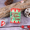 Makro-Sicht auf Weihnachtsband mit Jesus-Schriftzug und Streifenrand für Festdeko - Grün Gestreifter Zuckerstangen-Stil