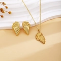 Dettaglio del set di collana e orecchini ad ala dorata su uno sfondo molto elegante - Ala Oro