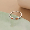 Bague ajustable minimaliste avec zircons colorés rectangulaires sur métal argenté - Ouvert Réglable / Argenté
