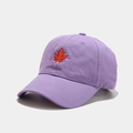 Lavendel-Baseballkappe aus Baumwolle mit roter Ahornblatt-Stickerei auf hellem Hintergrund - Verstellbar / Lila