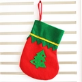 Mini chaussette de Noël en feutre rouge et vert avec motif sapin et boucle de suspension - Sapin de Noël