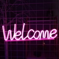 Letrero de neón LED Welcome rosa con escritura artística decorativa en pared de rejilla - Rosa