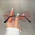Retro ronde metalen zonnebril met hartbrug en lichtroze glazen in de hand gehouden - Gouden Frame Roze Lenzen