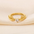 Goldener Edelstahlring mit Herz-Edelstein und Hirschgeweih-Design auf Seidenhintergrund - US 7 / Gold Herz Geweih Stil (KR53417-K)