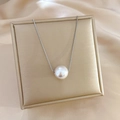 Collana con perla in acciaio al titanio minimalista con catena veneziana su seta - Stile Perla Argento (M125)