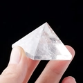 Handheld heldere natuurlijke kristallen piramide met details van interne ijsbarsten - 4cm