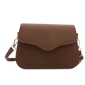 Bolso bandolera de cuero PU marrón mate con solapa y herrajes dorados sobre fondo blanco - Marrón