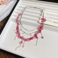Dettaglio della collana argentata a strati con petali di fiori rosa e perline eleganti - 20# Collana con Nappine Multistrato a Fiore Irregolare