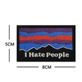 Parche rectangular bordado con silueta de montaña y texto I Hate People colorido - I HATE PEOPLE (Borde Negro)
