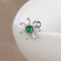 Détail macro d'une boucle d'oreille fleur avec gemme verte et zircons rectangulaires - Tournesol à Pierre Centrale Verte