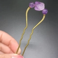 Dettaglio di forcina vintage in bronzo con ametista grezza e perle di gemme viola - Bronzo Antico Base