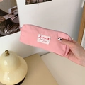 Roze stoffen etui met wit label en ritssluiting voor het opbergen van schrijfwaren - Roze