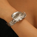 Bracciale rigido a foglia d'argento con trama martellata e design scultoreo artistico - Bracciale Foglia Grande (A-100) / Argento