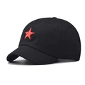 Dettaglio del ricamo a stella rossa su un berretto da baseball in cotone nero - Regolabile / Nero Con Stella Rossa (Tesa Corta)