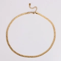 Collana a catena dorata testurizzata con chiusura a moschettone su sfondo bianco, stile street - Oro