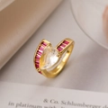 Anillo chapado en oro 18K con circón pera y piedras rosas en diseño cruzado - Piedra Principal Pera/Piedras Laterales Rosas (13516) / Rosa Dorado