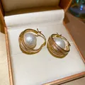 Orecchini a cerchio placcati oro 16k con perle barocche in un portagioie di velluto - Oro