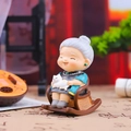 Statuina Zakka in resina di un'anziana signora su una sedia a dondolo con un gatto bianco - 1220-1B Nonna sedia a dondolo