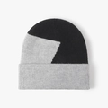 Gorro de punto de invierno con diseño geométrico en contraste negro y gris claro - Gris claro