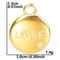 Dettaglio macro del ciondolo tondo LOVE placcato oro 18k con dimensioni e peso indicati - Oro