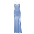 Blaues gerafftes Mesh-Maxikleid mit Spaghettiträgern und hohem Schlitz vor weißem Hintergrund - S / Blau
