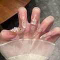 Gros plan détaillé de faux ongles de Noël faits main avec flocons blancs et perles - M / Style Flocon de Neige de Noël / 10 Pièces / Couleur de Noël (BY1839)